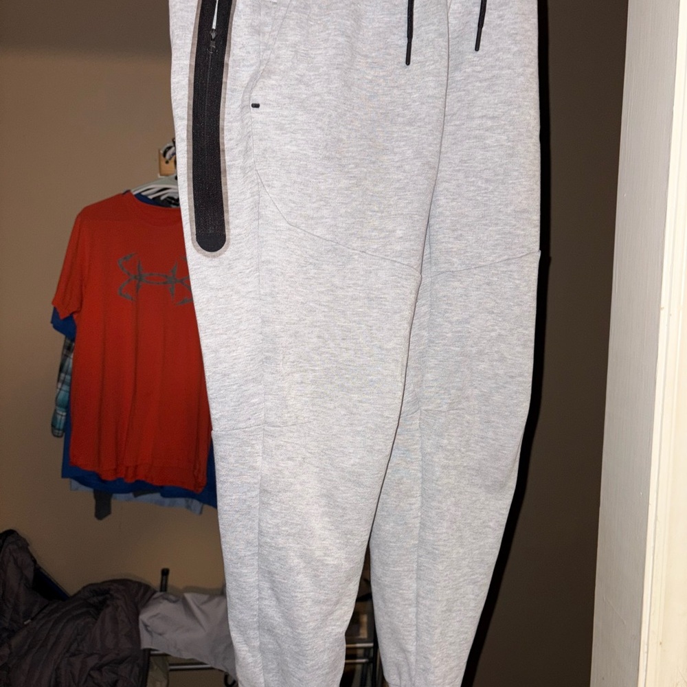 Nike Tech youth sweatpants. Medium